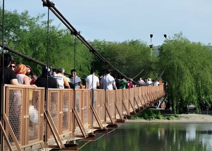 从阿瓦诺斯摇摆桥眺望红河美景