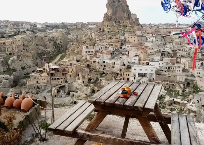 卡帕多西亚奥尔塔希萨尔城堡的日落美景，金色光线洒满洞穴房屋